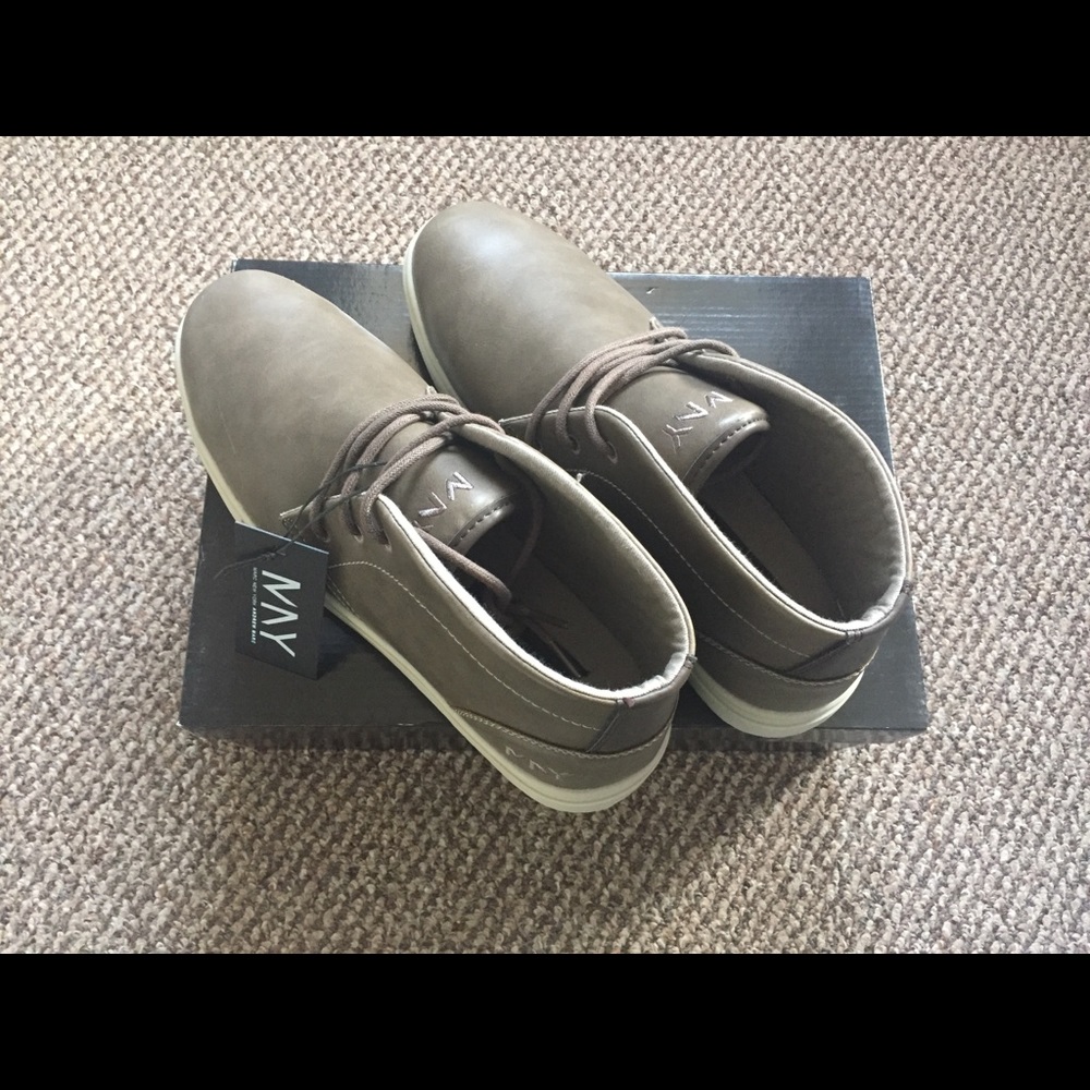 Andrew Marc Men’s Cobblestone Wythe Chukka Sneaker